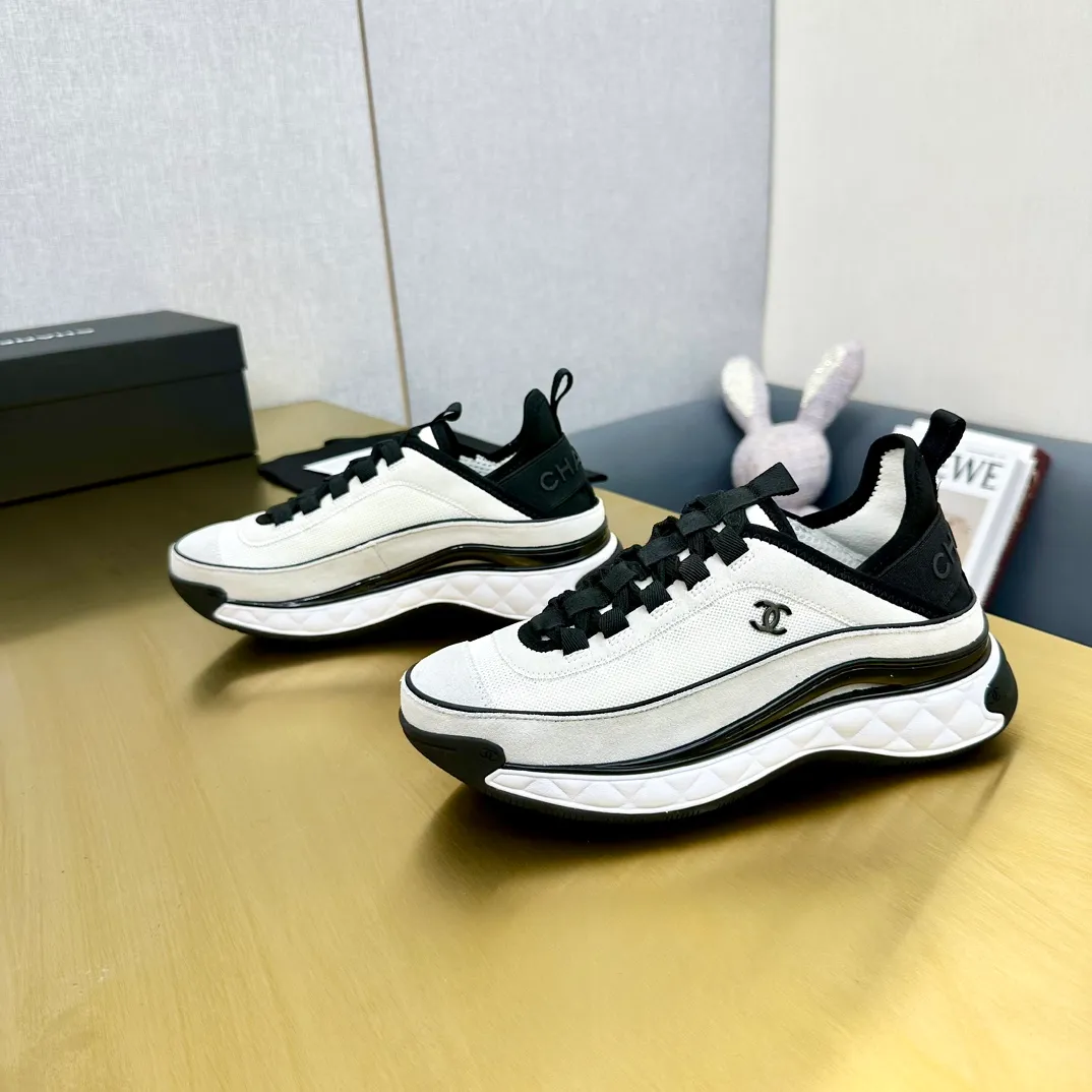👟👟Ex-factory price 480👟👟 Women's shoes, women's clothing, top version Chanel Chanel - 2023 counter top casual sports shoes. This classic design; the upper is electro-embroidered with a variety of techniques; the outsole is fashionable and sporty; it is unusual to incorporate a variety of color matching elements... The diversified mix and match is very beautiful and versatile, and can be used for leisure, fashion, sports and outdoor... ꫛꫀꪝ Go➫ Material: ❶The upper is made of: original imported mercerized velvet + double-layer breathable mesh ❷The inner lining is made of: the original imported breathable mesh ❸The outsole is based on: original T👟👟factory price U combination outsole counter boutique packaging full set women 35-41 men 38-46 ᅟᅠᅟᅠᅟᅠ